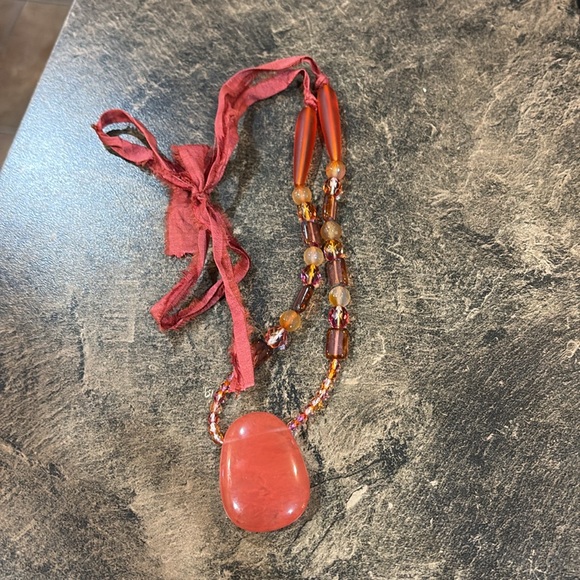 Jewelry lot miscellaneous, eight necklaces and three pins and a scarf pin - Picture 9 of 9